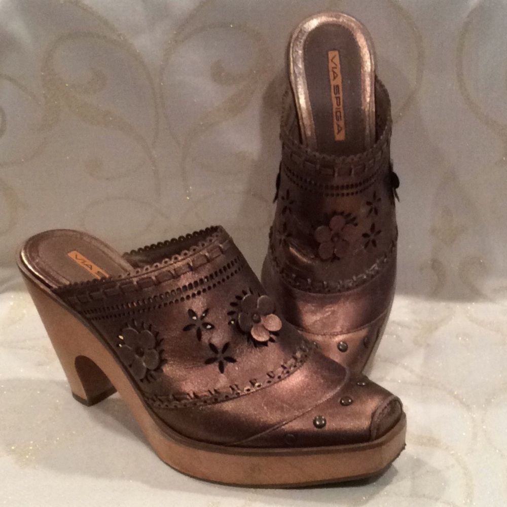 GOOD CONDITION “VIA SPIGA” METALLIC PLATFORM CLOGS